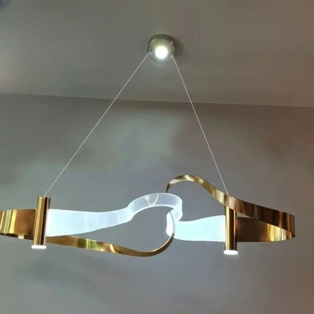 Lampe Suspendue Ondulée en Métal Doré | Mava