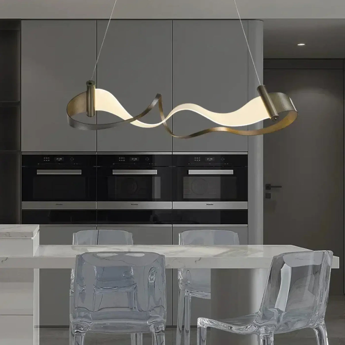 Lampe Suspendue Ondulée en Métal Doré | Mava