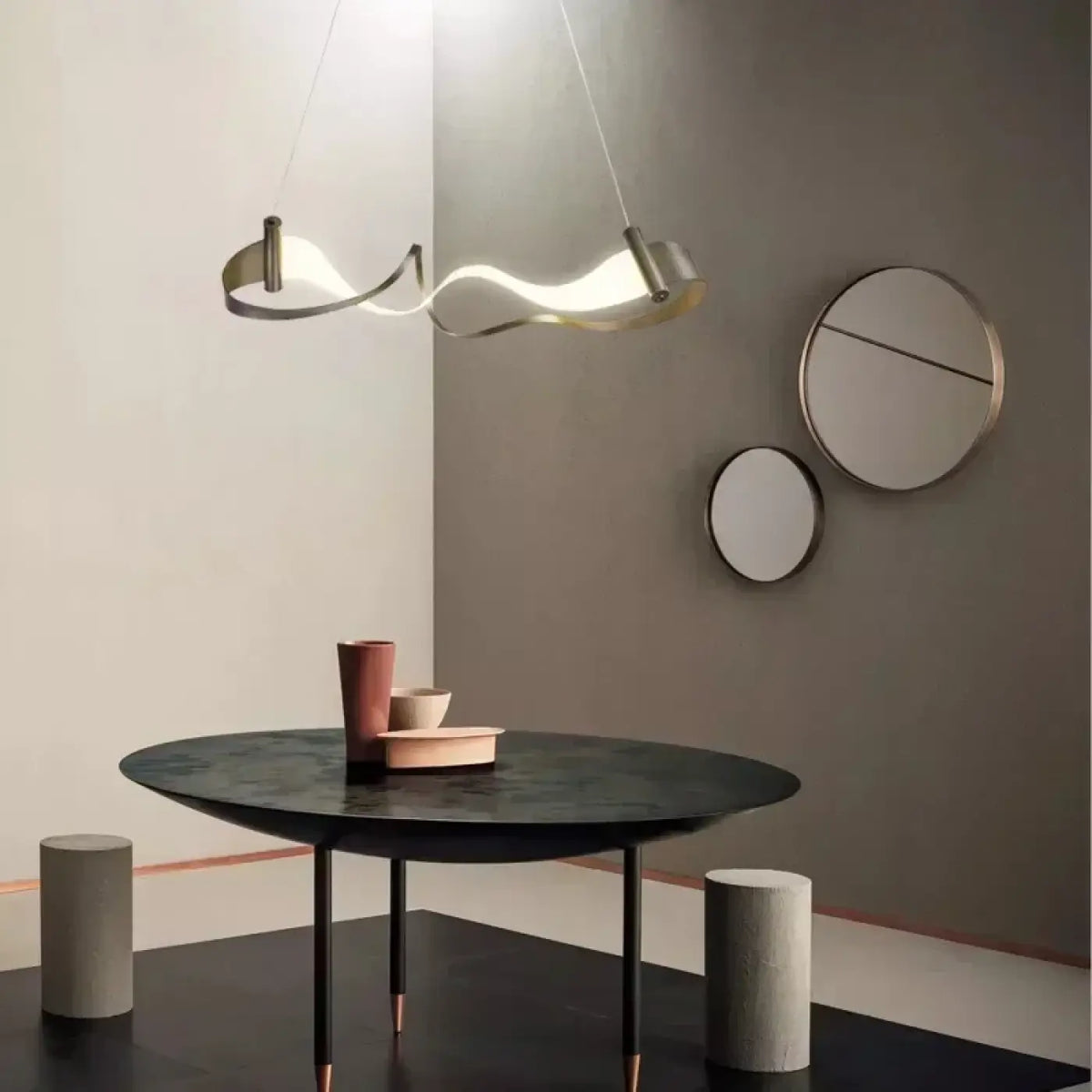 Lampe Suspendue Ondulée en Métal Doré | Mava